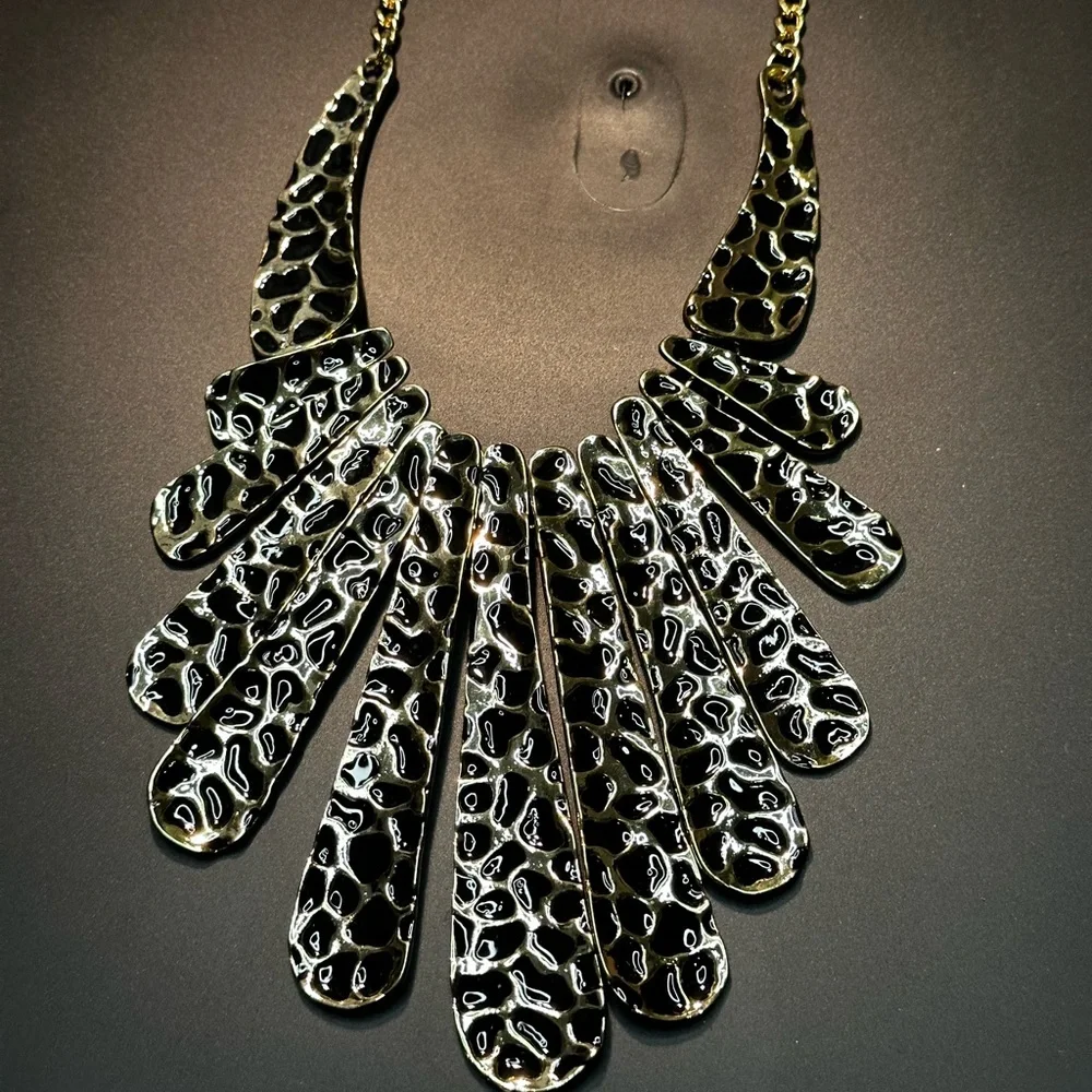 Priceless Queen Necklace - Picture 3 of 5